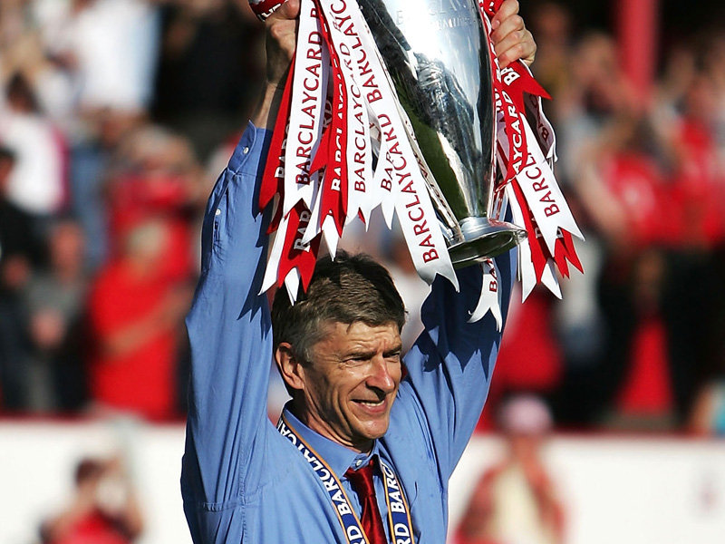 arsene with trophy